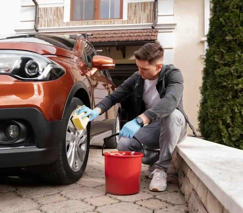 Lavage auto à domicile Lion-sur-Mer : professionnel intervenant sur un véhicule